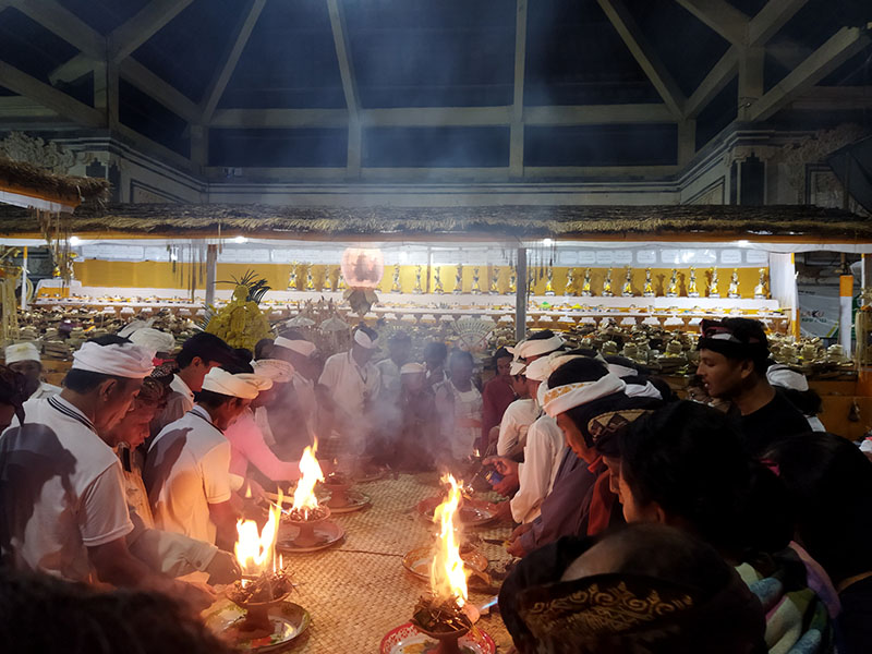 Ngeroras Masal di Desa Adat Guliang Kangin