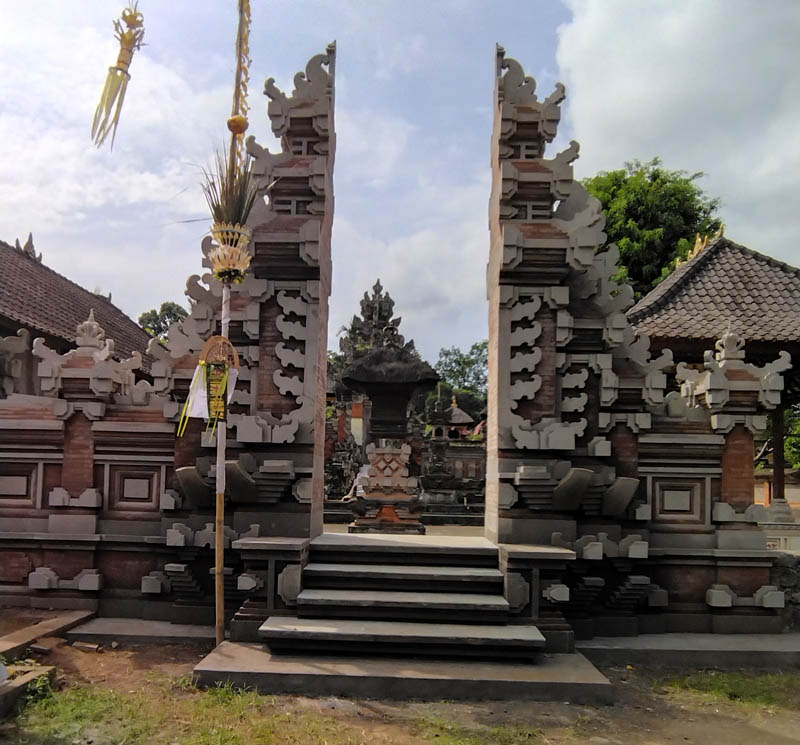 pembangunan-candi-bentar-di-pura-dalem-100%